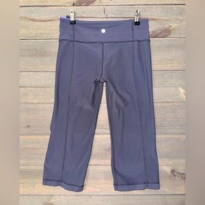 LULULEMON REVERSIBLE CROPPED LEGGINGS. Size 6.